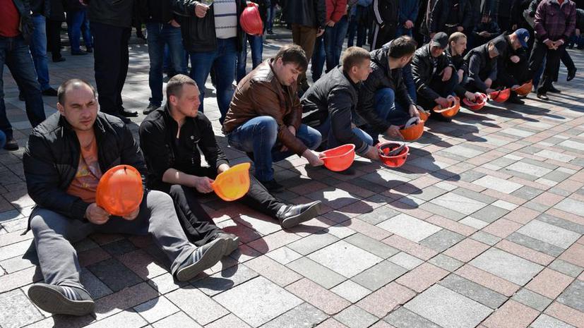 На митингующих в Киеве шахтёров напали националисты «Правого сектора»