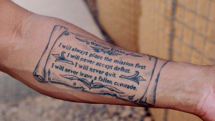 ​Военнослужащим США разрешили носить косички и делать татуировки