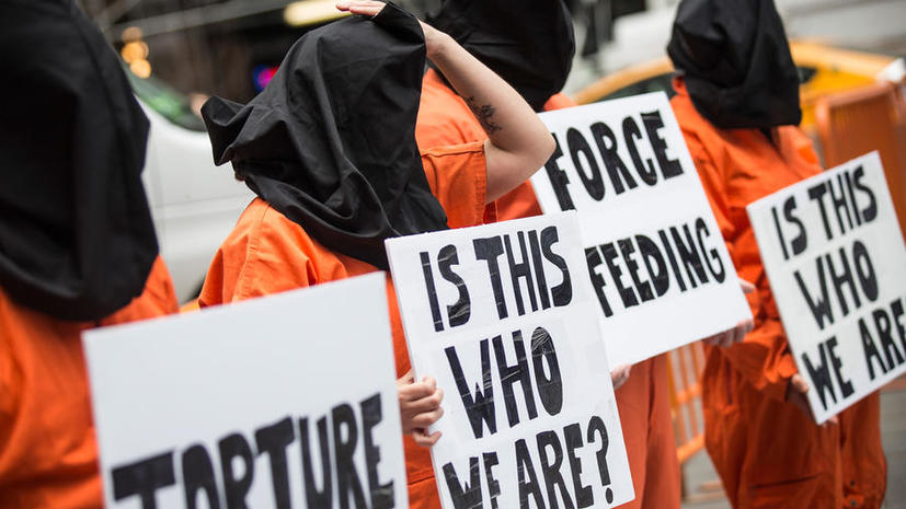 Скандал в Гуантанамо: офицер отказался принудительно кормить узников тюрьмы