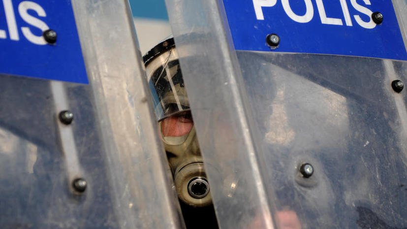 Турецкая полиция применила газ и водометы для разгона противников закона о контроле в интернете