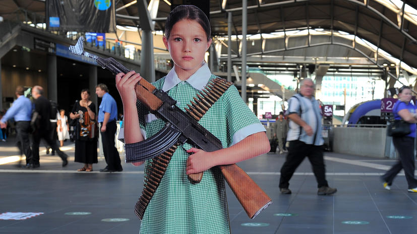 Британские школьники боятся нападений и ходят в школу с огнестрельным оружием