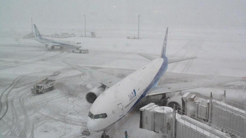 Жертвами мощных снегопадов в Японии стали два человека, более 320 человек пострадали