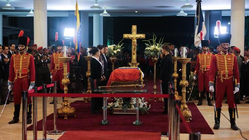 Испанские СМИ: Чавес в гробу кажется на 10 лет моложе, он не выглядит, как человек два года боровшийся с раком