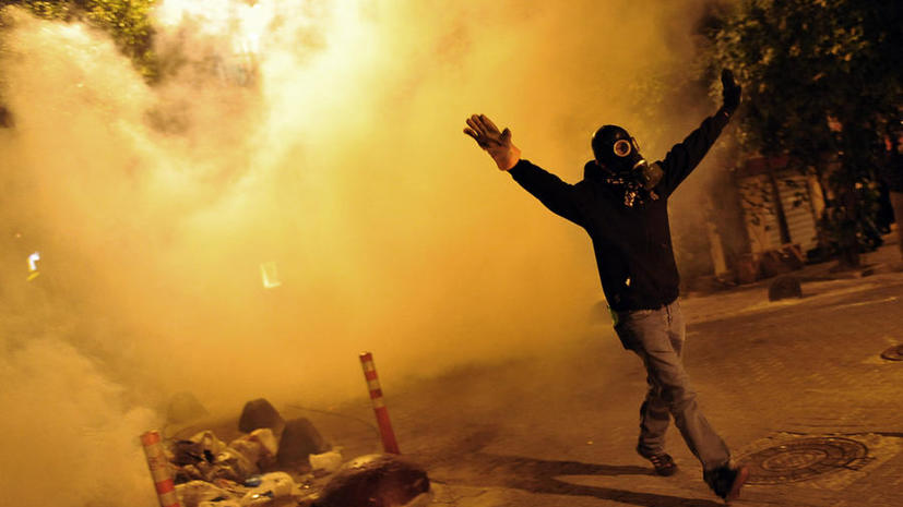 Турецкая полиция водомётами и слезоточивым газом разогнала многотысячную демонстрацию в городе Сома