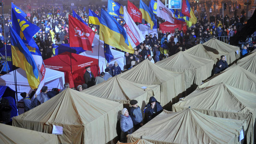 Сотрудники украинской милиции оттеснили участников акции протеста на Европейской площади в Киеве