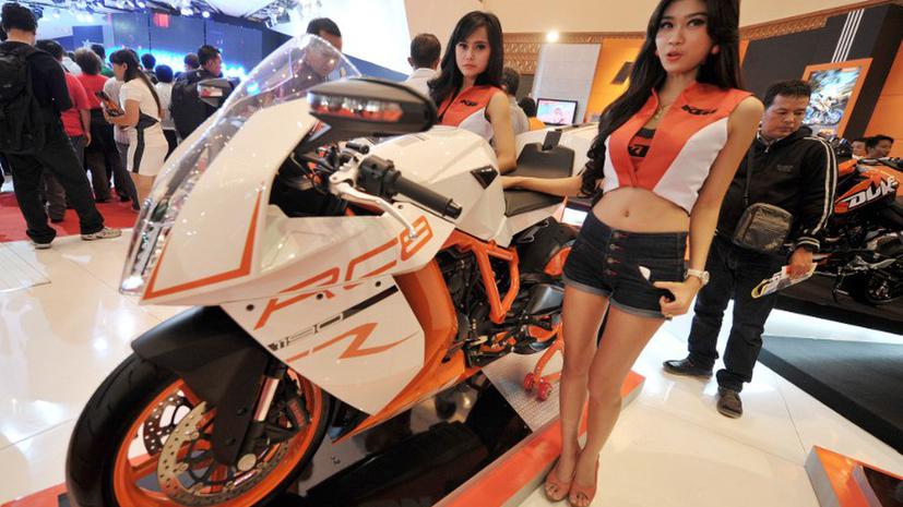 Индонезийкам будет разрешено сидеть на мотоцикле только «боком»