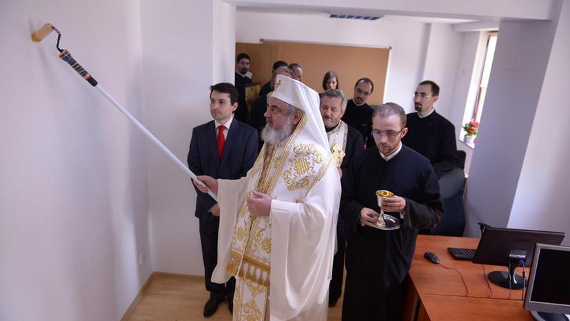 ​Румынский патриарх освятил телестудию малярным валиком