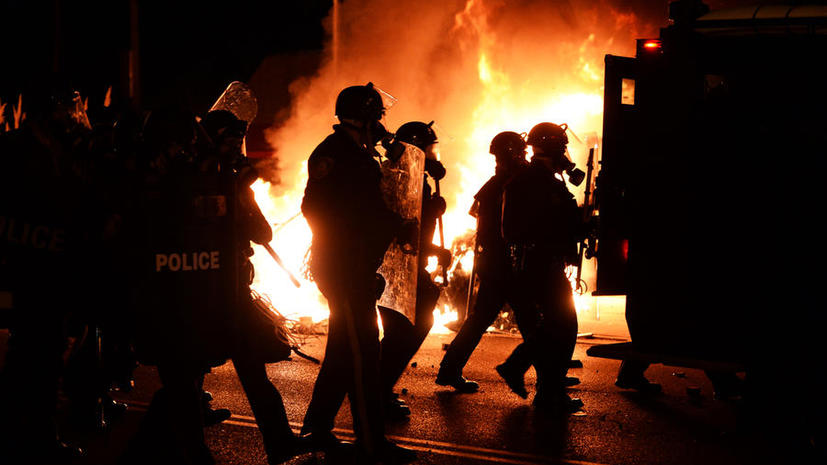 Волнения охватили города США после оправдания присяжными полицейского