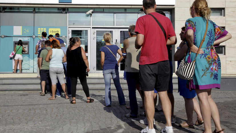 Греция перед референдумом ввела ограничения на работу банков