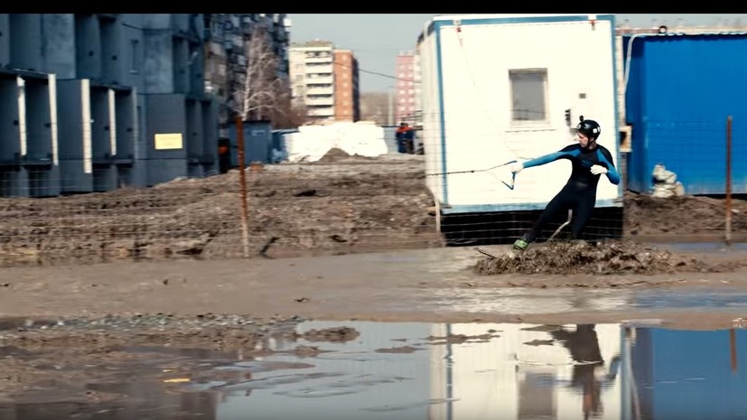 Жители Челябинска настолько суровы, что катаются на вейкборде по грязи