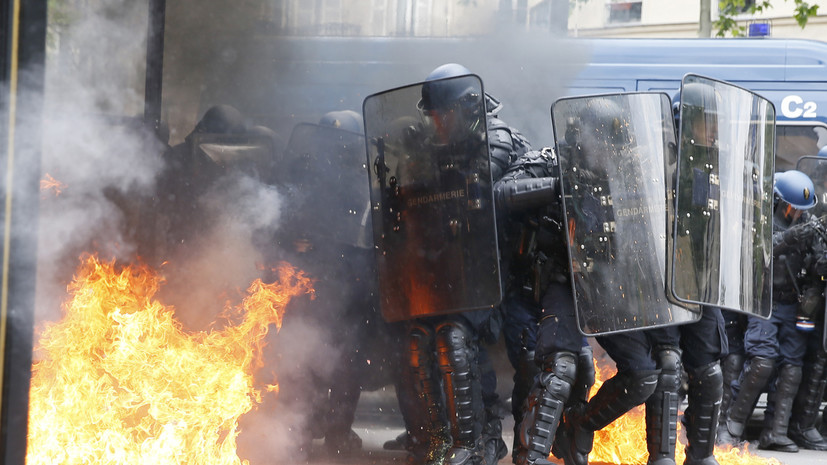 Слезоточивый газ и десятки тысяч протестующих: Париж снова вышел на митинги