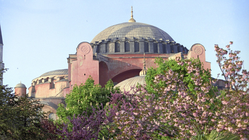 Коран в Святой Софии: МИД Греции назвал решение Анкары «граничащим с фанатизмом»