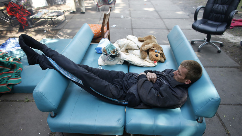 Украинские СМИ: Гражданам разрешили не вставать с дивана во время гимна