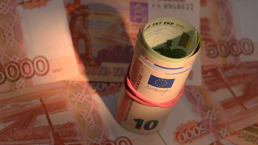 Курс евро впервые в 2016 году упал ниже 72 рублей
