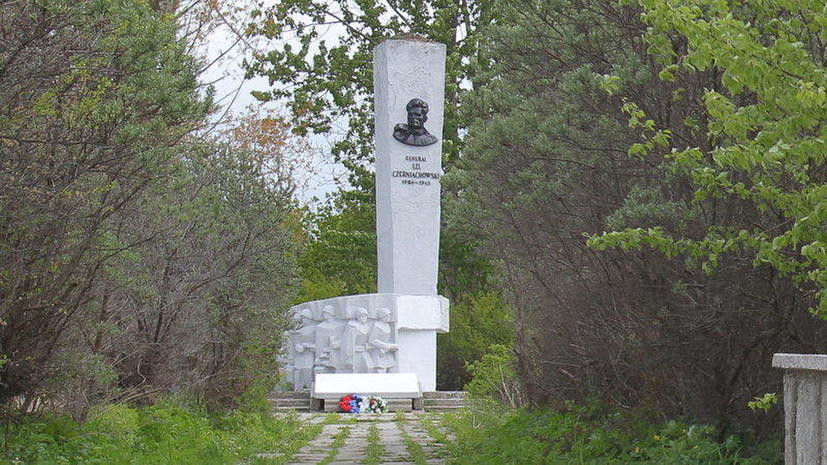 Власти польского Пененжно снесли памятник советскому генералу Черняховскому