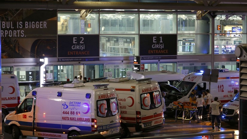 В результате взрывов в стамбульском аэропорту погибли 10 человек