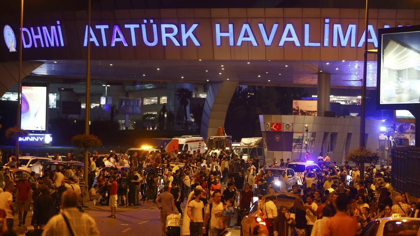 СМИ: 50 человек погибли при взрывах в аэропорту Стамбула