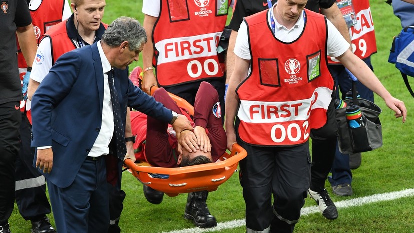 Криштиану Роналду получил травму и покинул финальную игру Евро-2016 на носилках