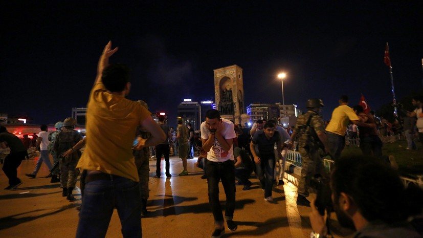 В Стамбуле военные открыли огонь по гражданским