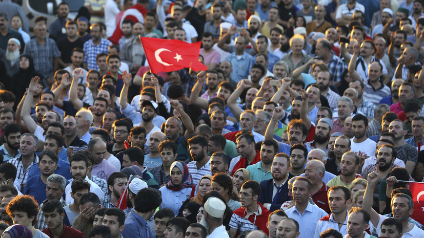 Стрельба, войска и сторонники Эрдогана: очевидцы рассказали RT о событиях в Турции