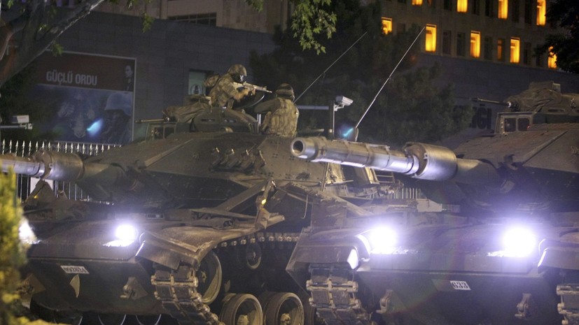 Военный или гражданский: эксперты рассказали RT о предпосылках мятежа в Турции