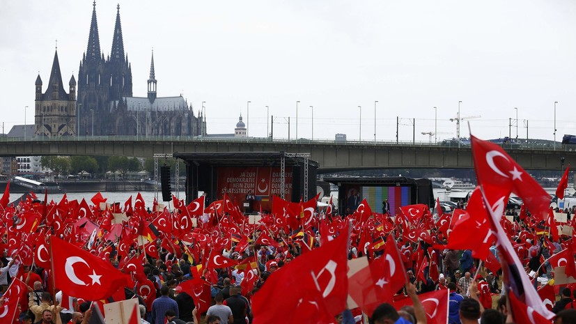 Кёльн за Эрдогана: десятки тысяч человек вышли на митинг в поддержку Турции