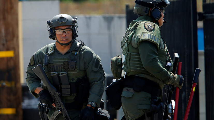 Спецназ провёл рейд после сообщений о захвате заложников в Ньюарке