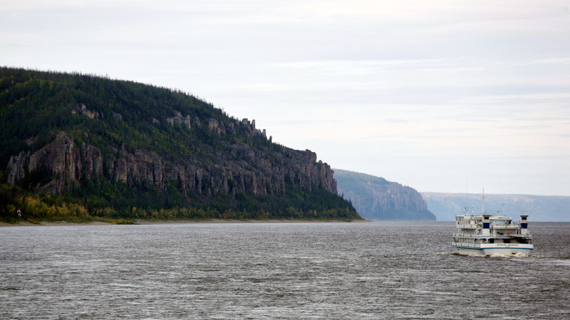 В Якутии сел на мель теплоход, на борту которого более 100 человек