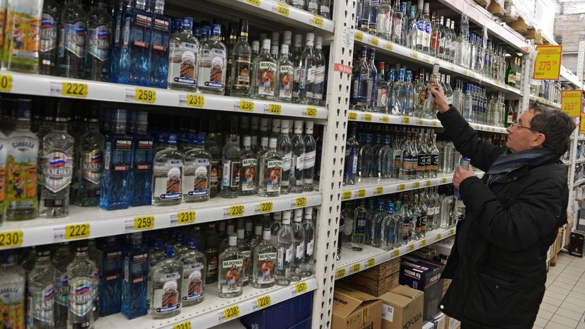 Минпромторг предлагает снизить цену на водку до 100 рублей за бутылку