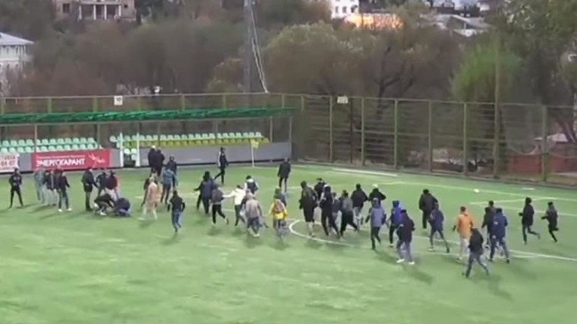 Футбол — не главное: фанаты устроили драку на поле стадиона во Владимире во время матча