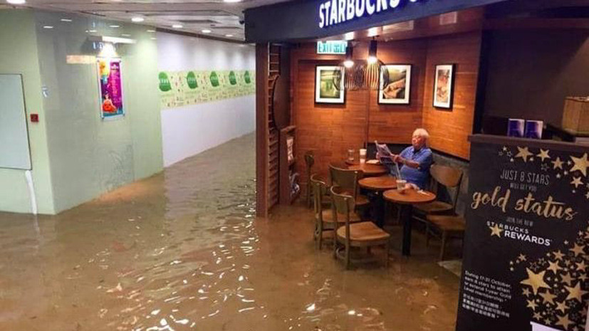 Китайский дедушка, пьющий кофе в затопленном Starbucks, стал мемом 