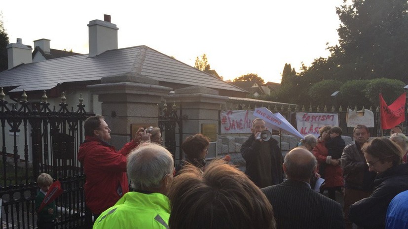 По инструкции Джонсона: кто стоит за акцией протеста перед посольством России в Дублине