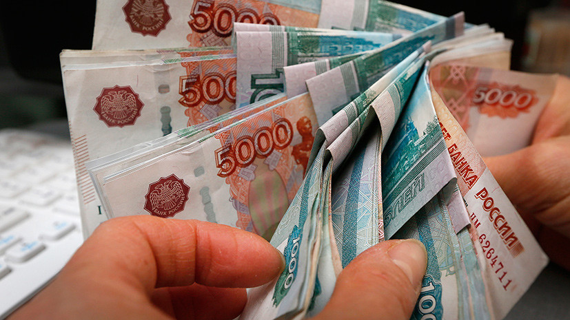 Больше 100 тысяч на руки: российским чиновникам поднимут зарплату на 38%