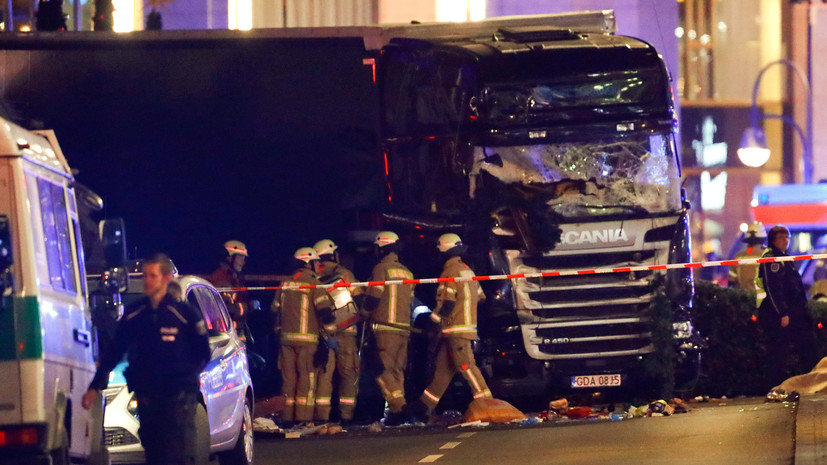 Теракт в центре города: грузовик протаранил рождественскую ярмарку в Берлине