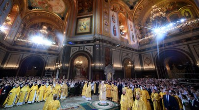 Патриарх Московский и всея Руси Кирилл (в центре) на Рождественском богослужении в храме Христа Спасителя в Москве.