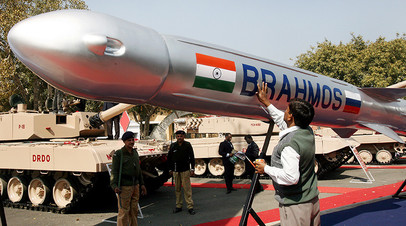 Гражданский служащий министерства обороны Индии наносит последние мазки на ракету «Брамос».