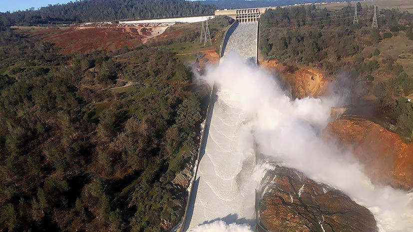 «Власти знали об опасности»: как в сети реагируют на разрушающуюся плотину в Калифорнии