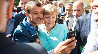 Ангела Меркель во время своего визита в филиал Федерального ведомства по вопросам миграции и беженцев, Берлин