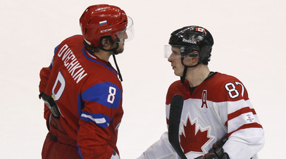 Нападающий сборной России Александр Овечкин (слева) и форвард команды Канады Сидни Кросби