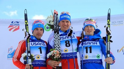 Российские лыжники Алексей Червоткин, Александр Большунов и Денис Спицов (слева направо) после финиша скиатлона