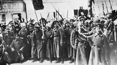 Участники Февральской буржуазно-демократической революции на улицах Петрограда