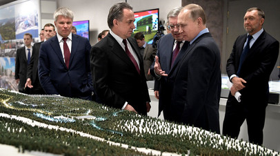 Владимир Путин во время осмотра макетов спортивных объектов,  строящихся к проведению зимней Универсиады в 2019 году в Красноярске. 
