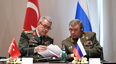 Председатель Генштаба турецкой армии Хулуси Акар и глава Генштаба ВС РФ Валерий Герасимов на переговорах в Анталье