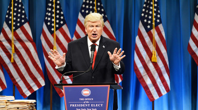 Актёр Алек Болдуин в образе президента США Дональда Трампа. В декабре 2016 года Алек Болдуин получил награду кинокритиков США за пародию на Трампа. 