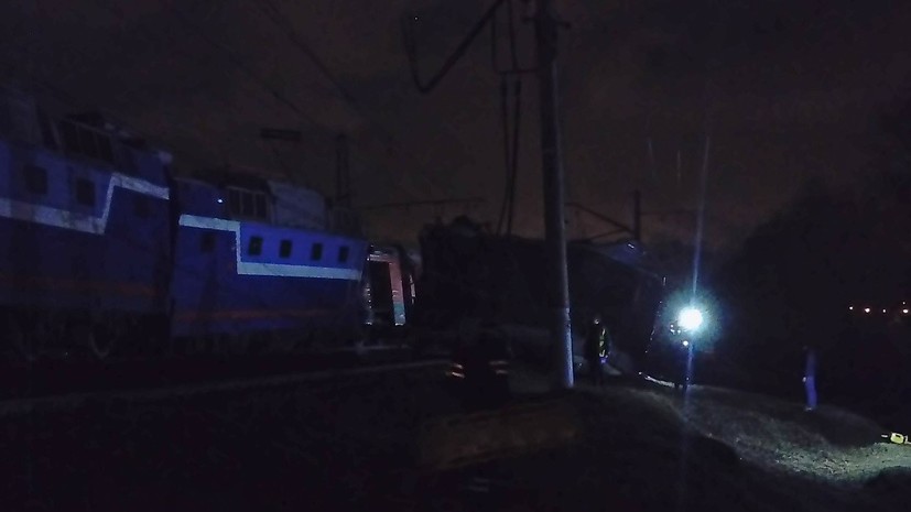 МЧС: на западе Москвы столкнулись поезд и электричка