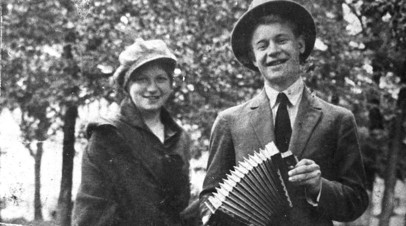 Сергей Есенин с сестрой Екатериной на Пречистенском бульваре, 1925 год