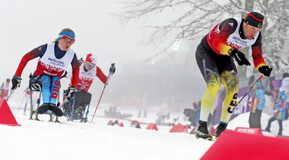 Россиянка Светлана Коновалова соревнуется в смешанной эстафете на Зимних Паралимпийских играх 2014 в Сочи