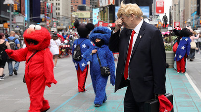 Мужчина, изображающий Дональда Трампа, на Таймс-сквер в Нью-Йорке.