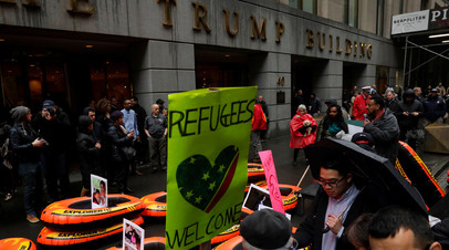 Протесты против миграционной политики Трампа у здания Trump Tower в Нью-Йорке.