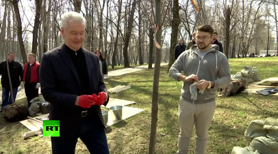 Мэр Москвы высадил яблоню во время субботника в Москве